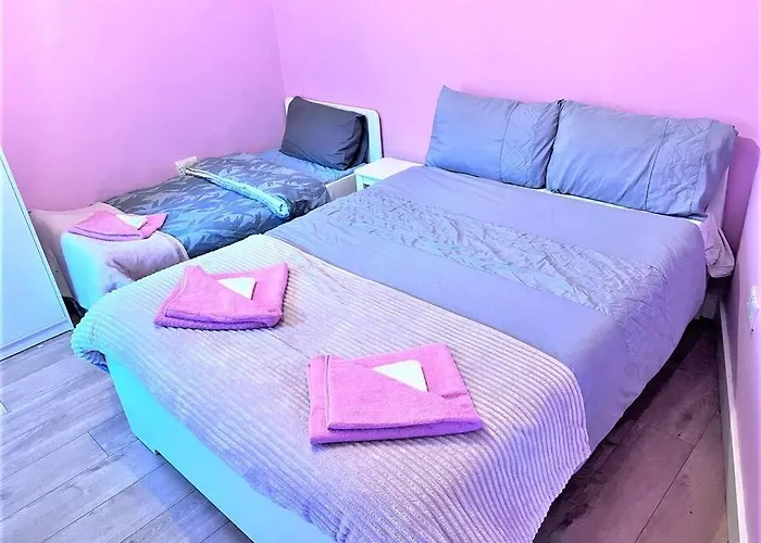 1 Bedroom Apartment By The River