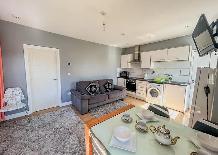 1 Bedroom Apartment By The River