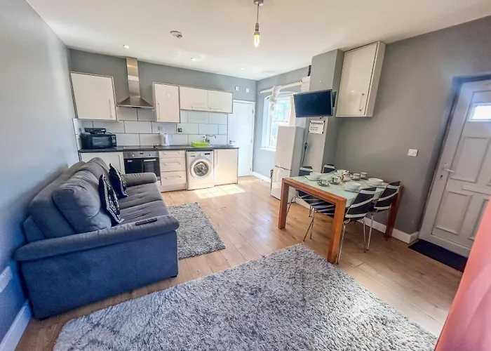 1 Bedroom Apartment By The River
