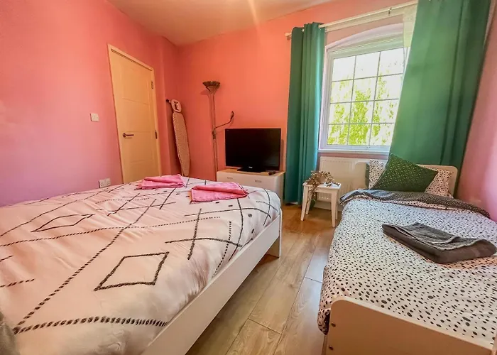 1 Bedroom Apartment By The River