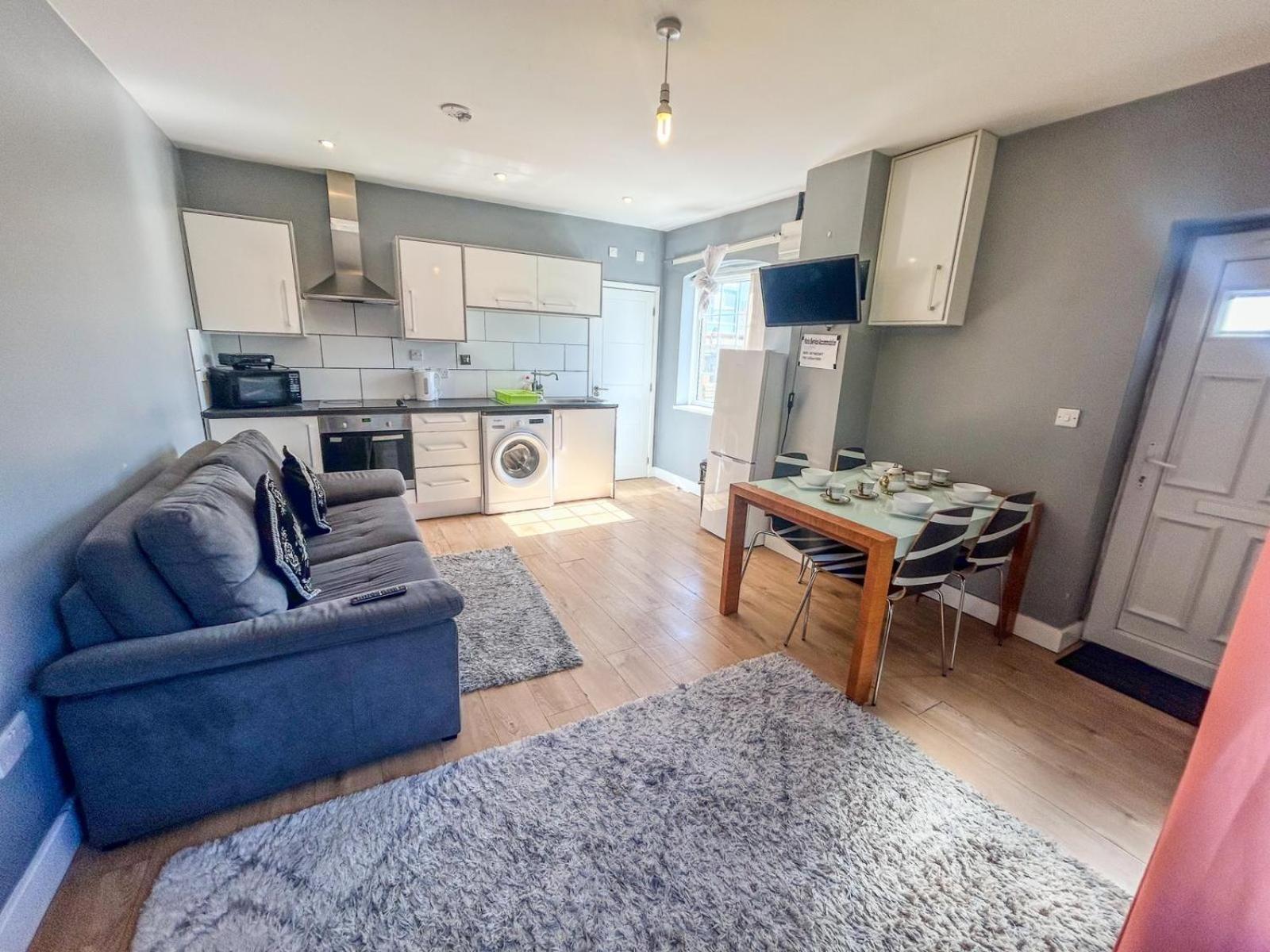 Apartment 1 Bedroom By The River *